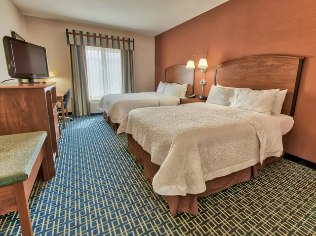 Room, 2 Queen Beds, Hampton And Suites Ridgecrest Ca 1/2
