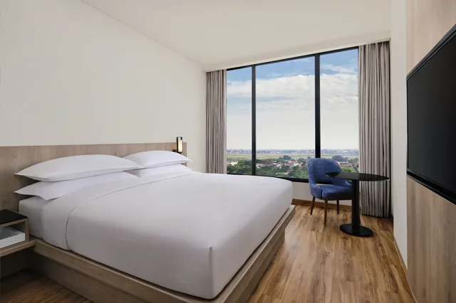 Deluxe, King Bed, City View, Fairfield by Marriott Jakarta Soekarno-Hatta Airport 1/3