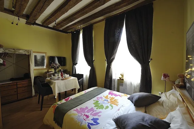 Sunshine, Studio, Queen Bed، Les Patios Du Marais 2/3