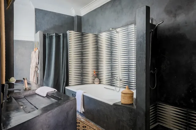 Senior, Suite, King Bed, Side View, Bathtub، Riad Olema et Spa 2/2