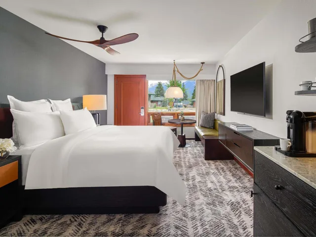 Fairmont, King Bed, Patio، Fairmont Jasper Park Lodge 2/4