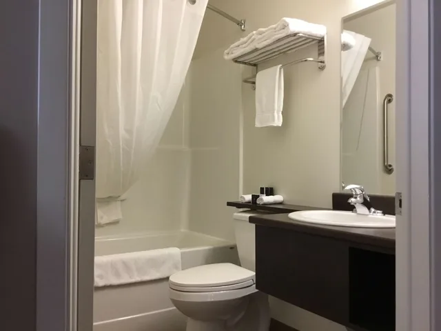غرفة قياسية بسرير كوين، Villa Inn and Suites, SureStay Collection By Best Western 4/5