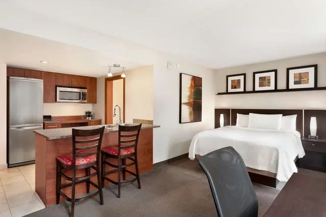 استوديو بسرير كوين لذوي الإعاقة، Embassy Suites By Hilton Montreal 1/1