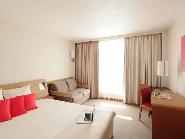 Standard, Double Bed, Sofa, Novotel Birmingham Centre 9/10