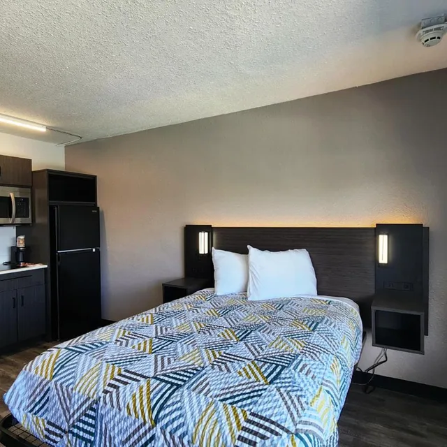 Room, Double Bed, Studio6 Alvin, TX 2/8