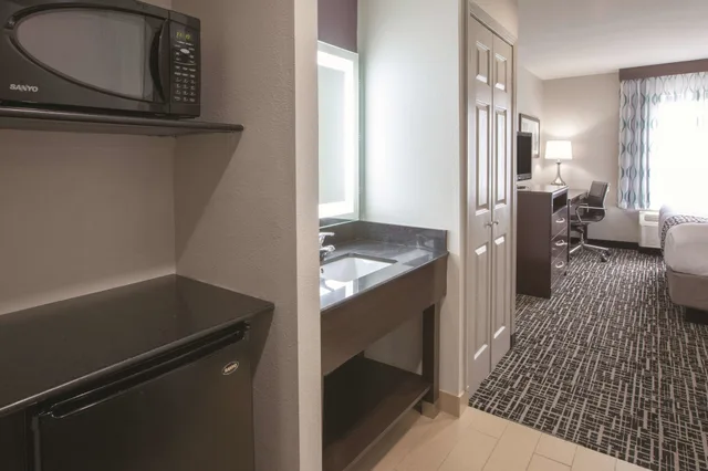 غرفة بسرير كينج، La Quinta Inn & Suites by Wyndham New Cumberland-Harrisburg 8/8