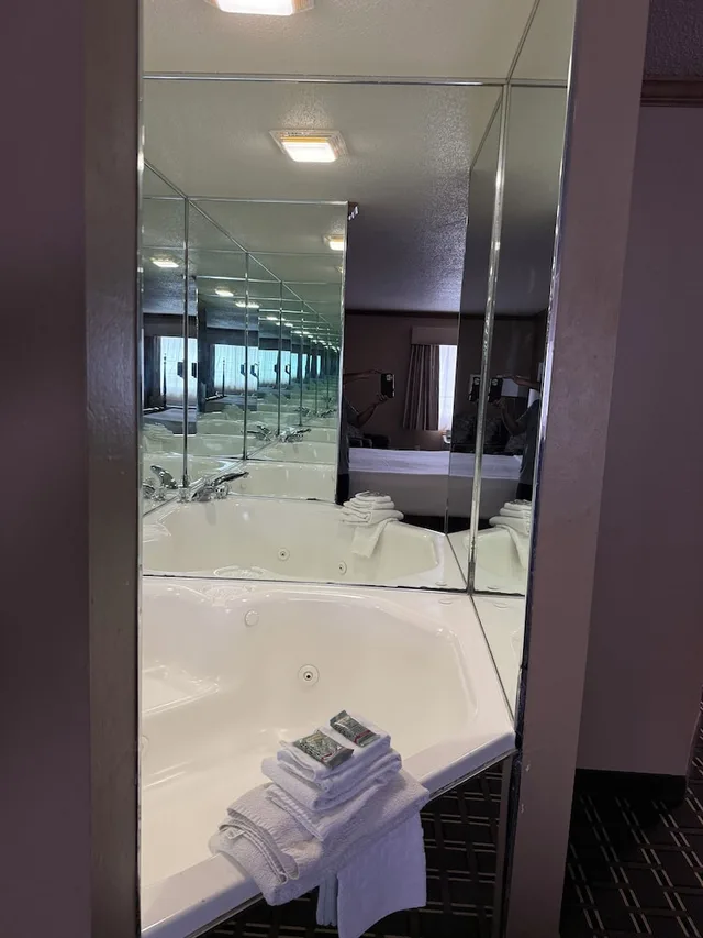 Theme, Standard, King Bed, Jetted Tub، Best Western Dodgeville Inn & Suites 4/4