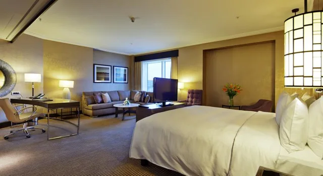 Standard, Double Bed, Hilton Baku 2/2