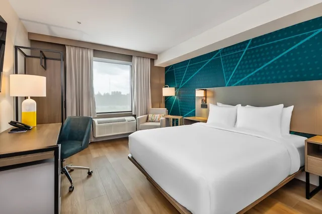 غرفة بسرير كوين لذوي الإعاقة، Comfort Inn & Suites Cochrane, ON 3/8