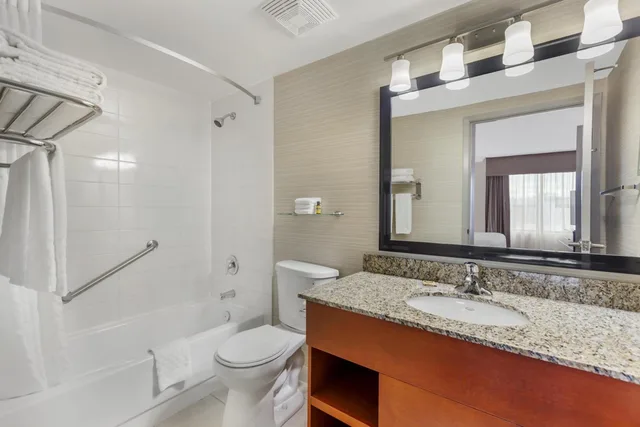 جناح بسرير كينج مع أريكة بمطبخ صغير في طابق مرتفع، Best Western Plus Rose City Suites 7/8