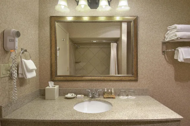جناح تنفيذي بسرير كوين، Red Lion Hotel Coos Bay 3/4