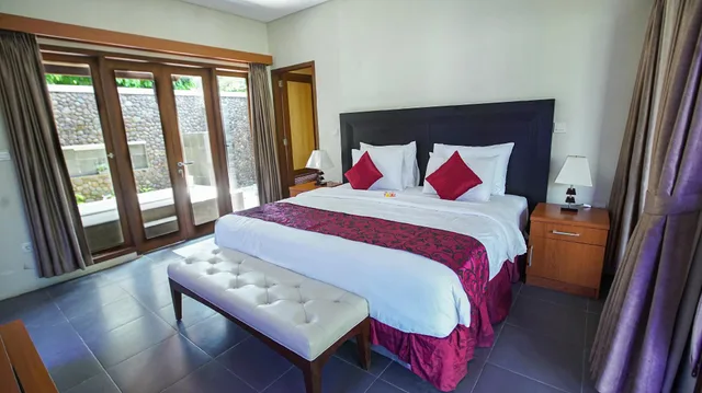 غرفة بسرير مزدوج وسريرين منفصلين بإطلالة على الفناء، Kalicaa Villa Resort 1/1