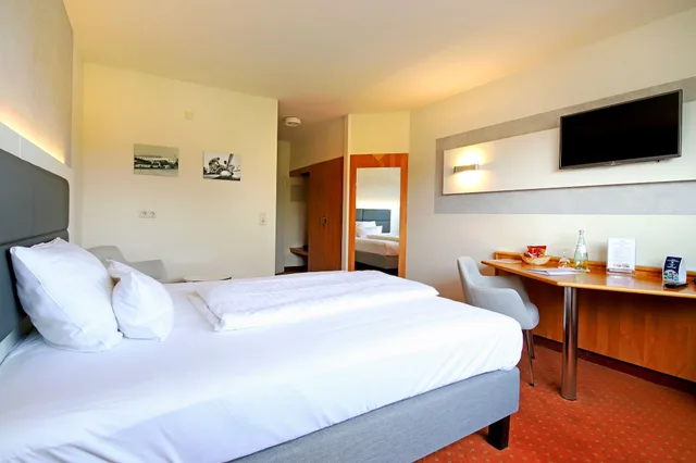 غرفة قياسية بسريرين منفصلين، Tulip Inn Frankfurt Airport 3/8