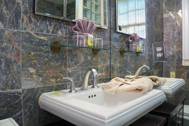 2 Bedrooms, Petite, 2 King Beds, Sofa، The Olivier House Hotel 3/6