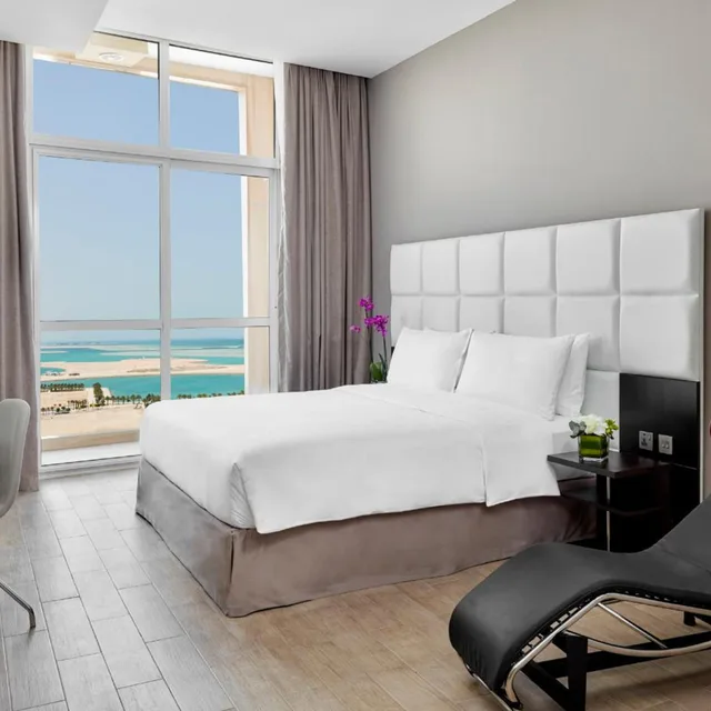 جناح بسرير كينج بإطلالة على البحر بغرفة نوم واحدة يُسمح فيها بالحيوانات الأليفة، Staybridge Suites Doha Lusail 4/10