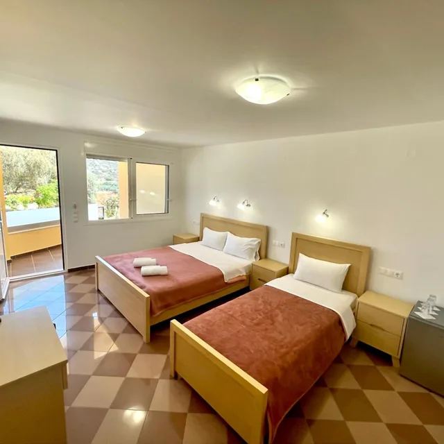غرفة ثلاثية، Melissa Hotel 3/10