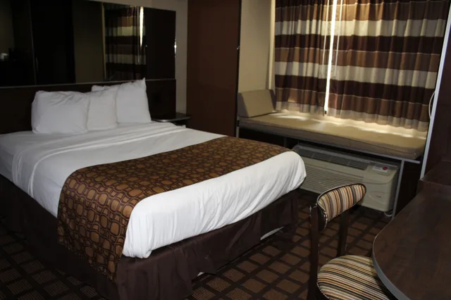 غرفة بسرير كوين، Microtel Inn And Suites By Wyndham North Canton 1/4