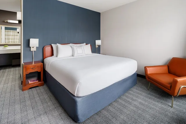 1 Bedroom, Suite, King Bed, Sofa, Balcony, Courtyard Sacramento Folsom 1/6
