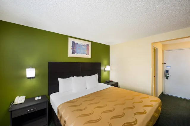 غرفة قياسية بسرير كينج، Quality Inn SeaTac Airport Seattle 3/6