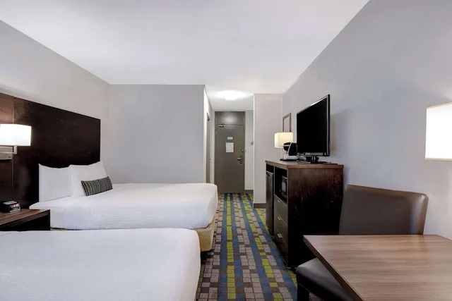 غرفة بسريرين كوين في الطابق الأرضي، Days Inn by Wyndham Victoria Airport Sidney 1/6