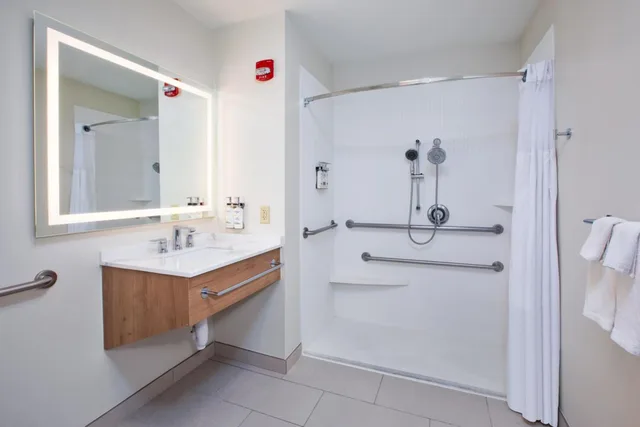 جناح استوديو بسرير كوين بحوض استحمام لذوي الإعاقة، Staybridge Suites Omaha 80th And Dodge 6/7