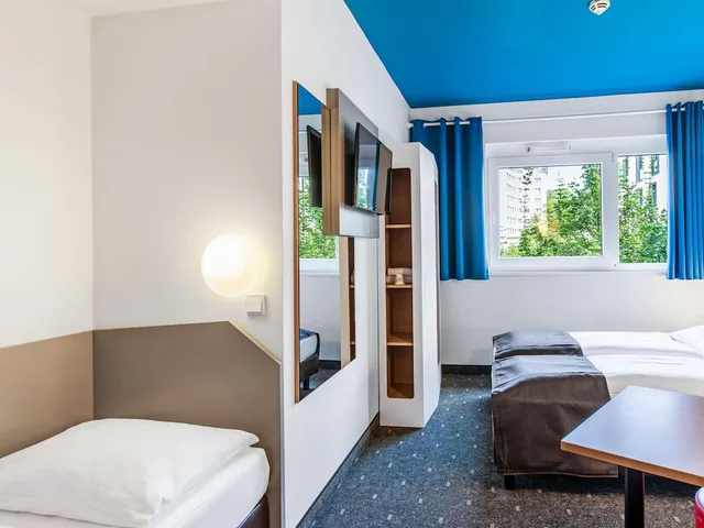 غرفة ثلاثية بسرير مزدوج وسرير فردي، B&B Hotel Hamburg City-Ost 2/5