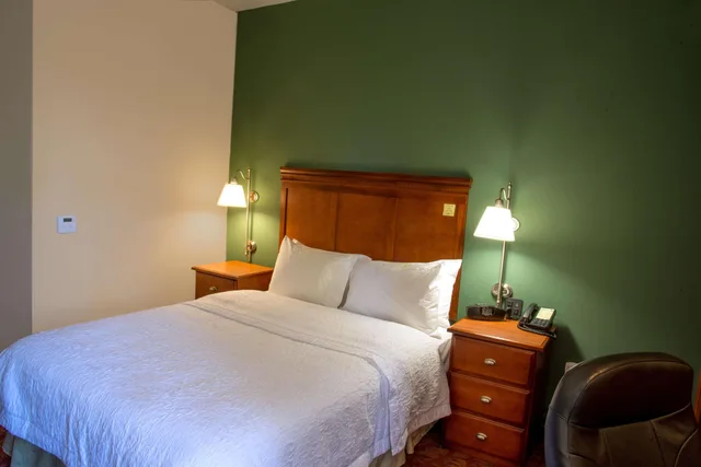 غرفة بسرير كوين، Hampton Inn Charleston-Downtown 2/7
