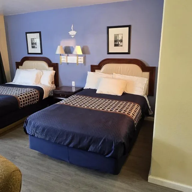 غرفة بسرير كينج وسريرين كوين، Rodeway Inn & Suites Blythe I-10, CA 9/10
