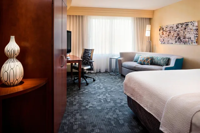 غرفة بسرير كينج مع أريكة، Courtyard by Marriott Kansas City Shawnee 4/10