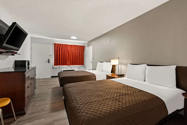 غرفة قياسية بسريرين مزدوجين، Rodeway Inn Brooklawn, NJ 1/6