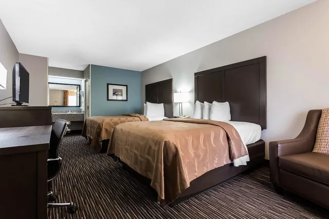 غرفة قياسية بسريرين كوين، Quality Inn & Suites Mooresville-Lake Norman 2/6
