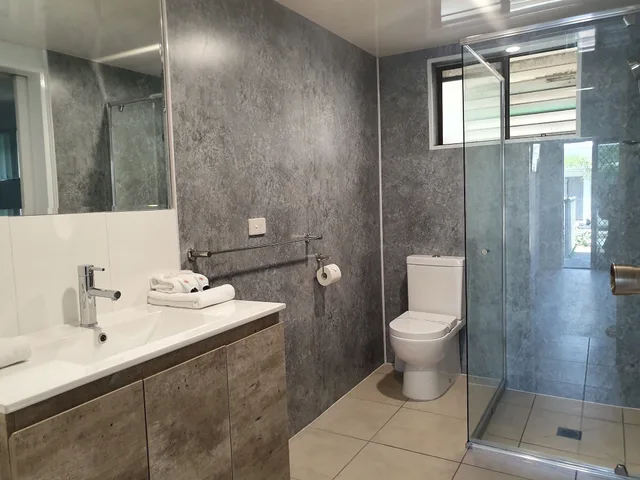 جناح ديلوكس بسرير كوين وسريرين منفصلين بغرفتي نوم بمطبخ صغير، Montego Mermaid Beach Motel 5/8