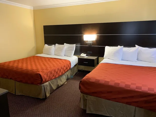Design, Suite, 2 Queen Beds، Olive Tree Inn & Suites, a Howard Johnson by Wyndham 1/2