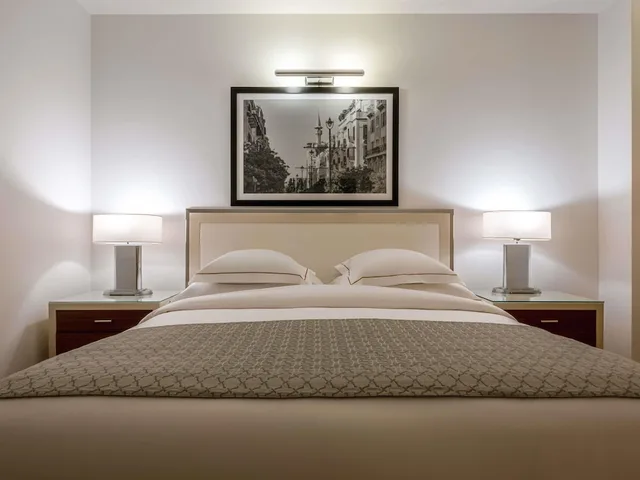 غرفة تنفيذية بسرير كينج بإطلالة على البحر، Movenpick Hotel Beirut 8/10
