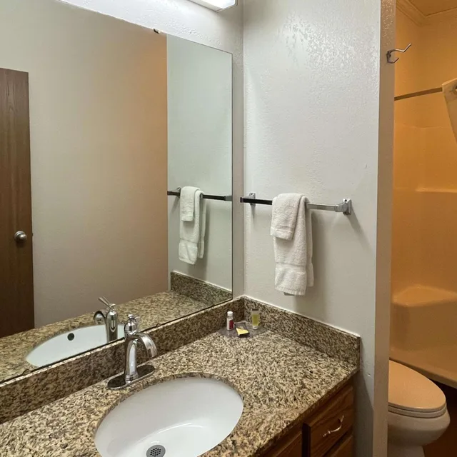 Room, King Bed, Motel6 Portland, IN 2/4