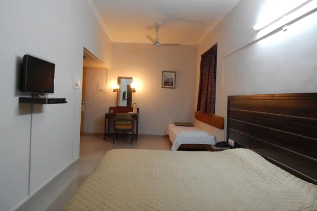 غرفة ديلوكس بسرير كوين، Hotel Raviraj 3/4