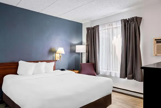 غرفة بسرير كوين، Econo Lodge Billings, MT 2/9
