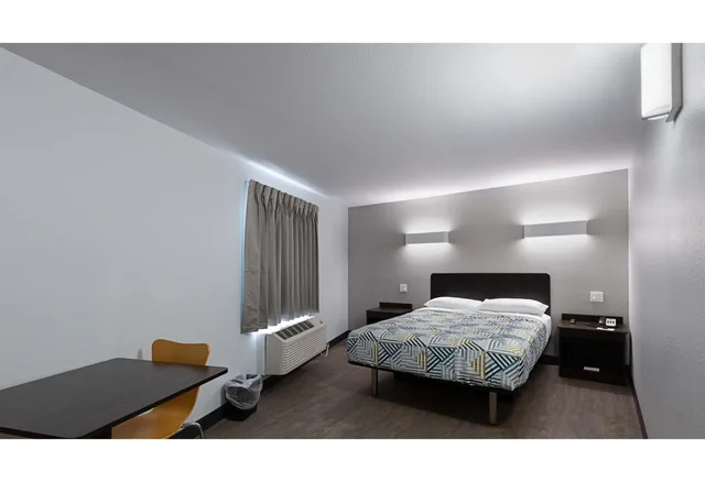غرفة بسرير كينج لذوي الإعاقة، Motel6 Show Low, AZ 4/6