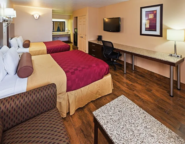 Standard, 2 Queen Beds, Texas Inn & Suites Raymondville 6/10