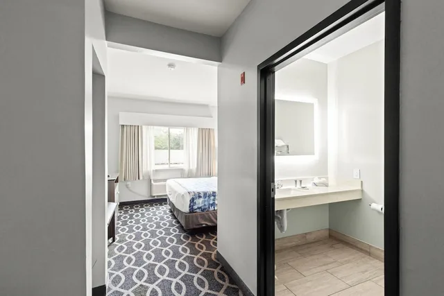 Room, King Bed, Wingate by Wyndham Humble/Houston Intercontinental Airport 5/6