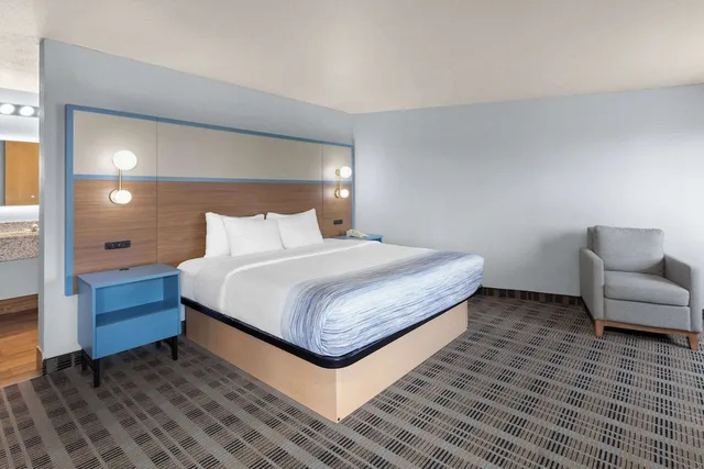 غرفة سوبيريور بسرير كينج، Americinn By Wyndham Oscoda Near Ausable River 1/3