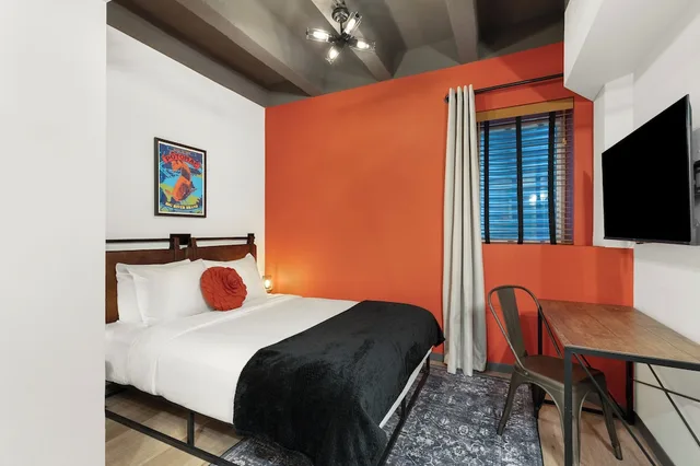 Full Express، Hotel Nell Union Market 1/2