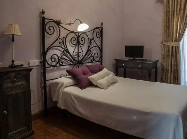 Basic, Double Bed, Alvar Fanez 1/2