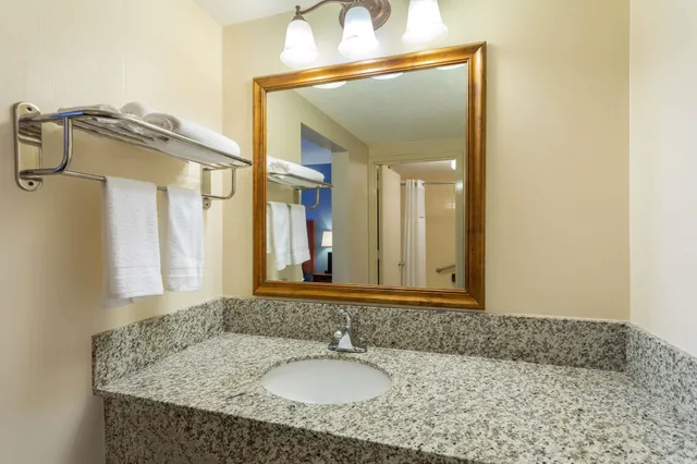 غرفة بسرير كينج، Days Inn By Wyndham Breezewood 2/4