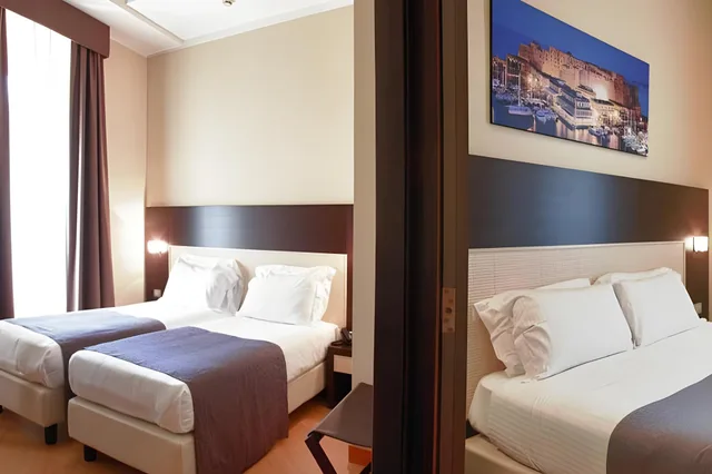 غرفة رباعية، Hotel Naples 1/1