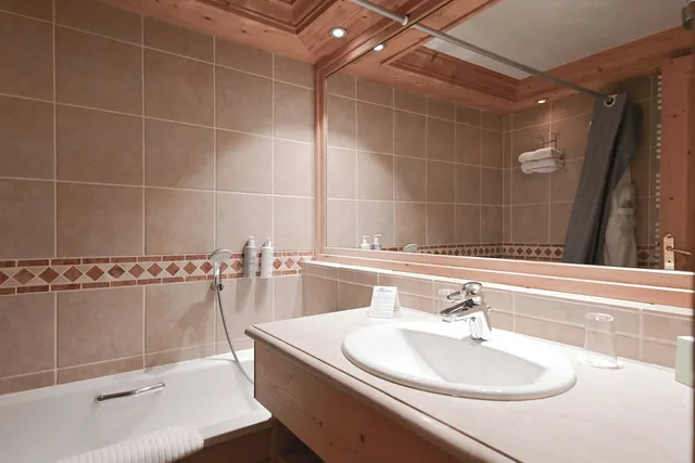 غرفة قياسية بسرير كينج بحوض استحمام، Hôtel Tsanteleina 9/10