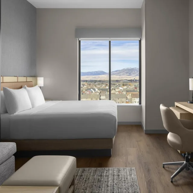 غرفة بسرير كينج بإطلالة على الجبل مع أريكة، Hyatt Place Bozeman Yellowstone Airport 3/5