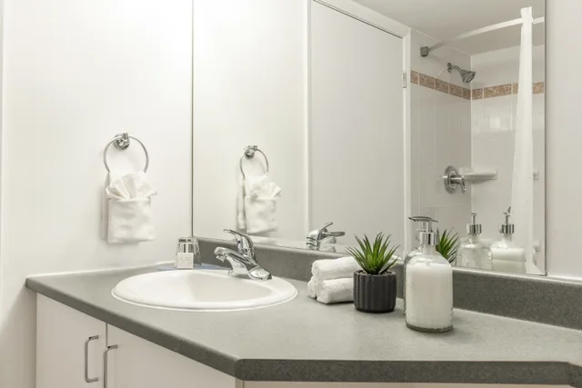 جناح بسريرين كوين، Hotel Faubourg Montreal 10/10