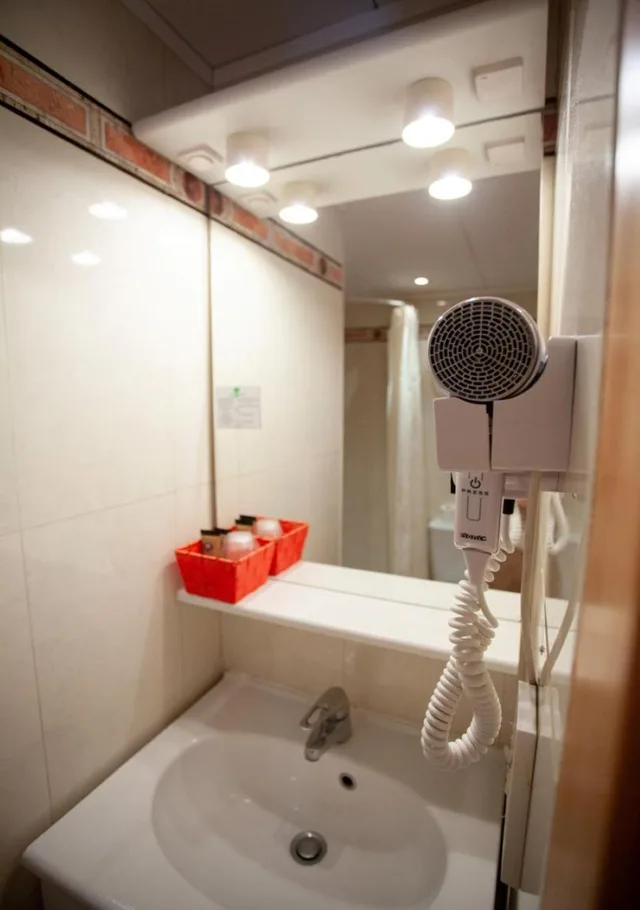 غرفة بسريرين منفصلين بشرفة، Hotel Oasis 3/3