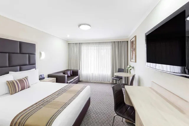 غرفة تنفيذية بسرير كوين بإطلالة على المسبح، Garden City Hotel, BW Signature Collection 1/4